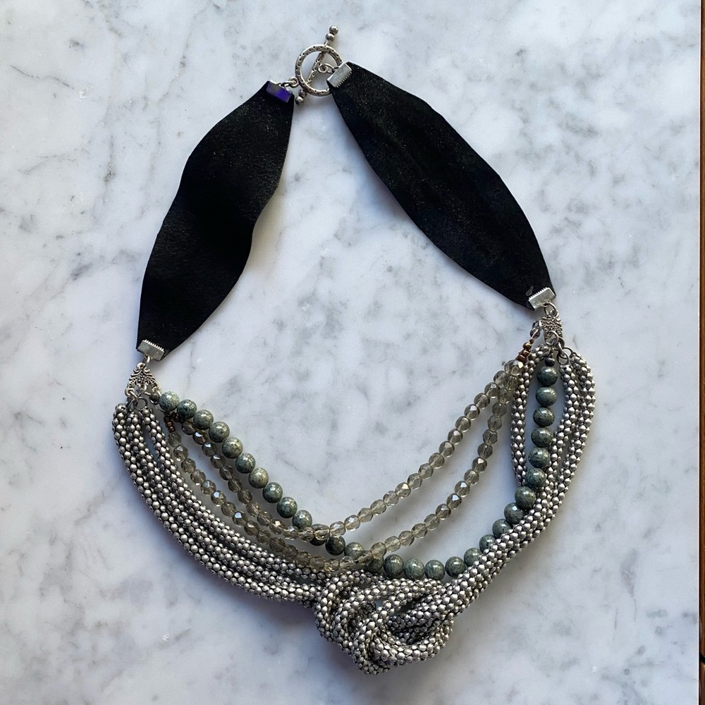 Knotted collar necklace with semiprecious stones, leather ties toggle closure